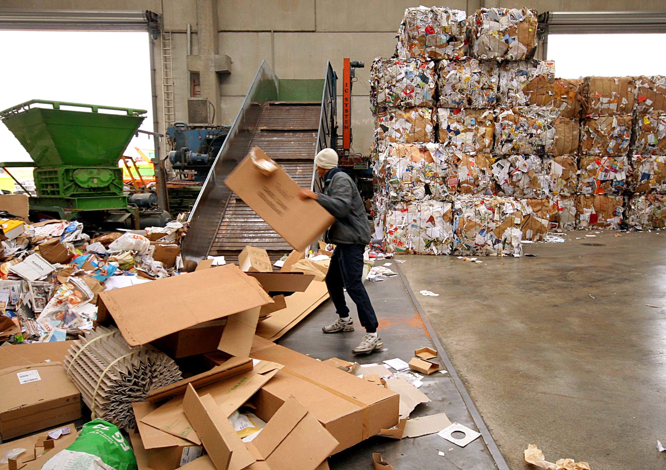 Come riciclare una vecchia scatola per creare una piccola libreria per la tua casa