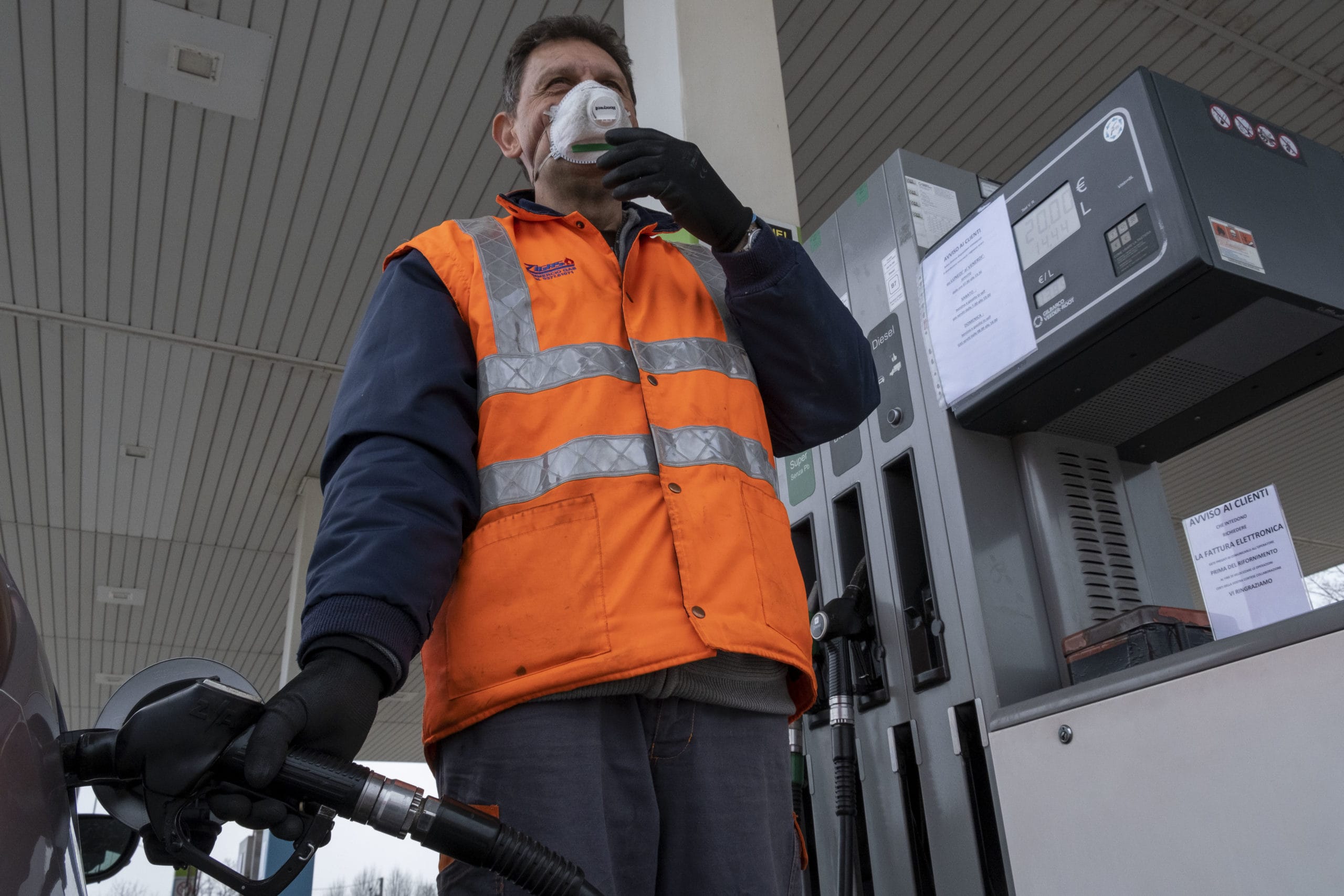 Carburante sempre più giù e c’è chi protesta