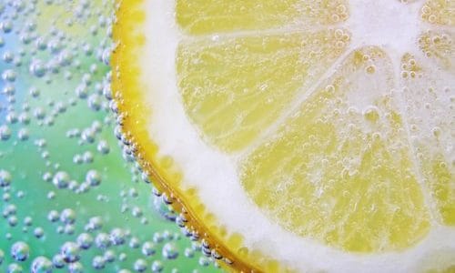 Prova a mettere del limone sulla pelle del tuo viso, ecco un trucco geniale che ti stupirà