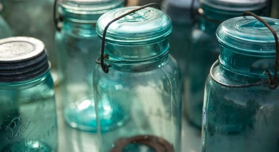 Non buttare i vecchi barattoli di vetro, ecco 4 idee per riutilizzarli con l'arte del riciclo creativo