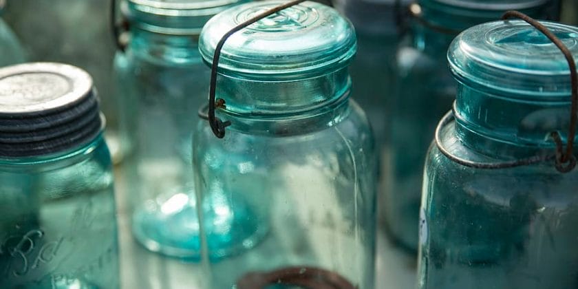 Non buttare i vecchi barattoli di vetro, ecco 4 idee per riutilizzarli con l'arte del riciclo creativo