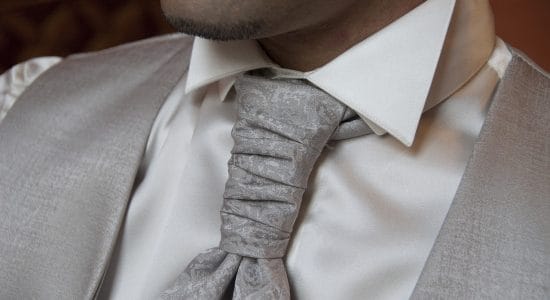 Non buttare le vecchie cravatte, dai un'occhiata a queste 5 idee per riciclarle e dagli una seconda vita