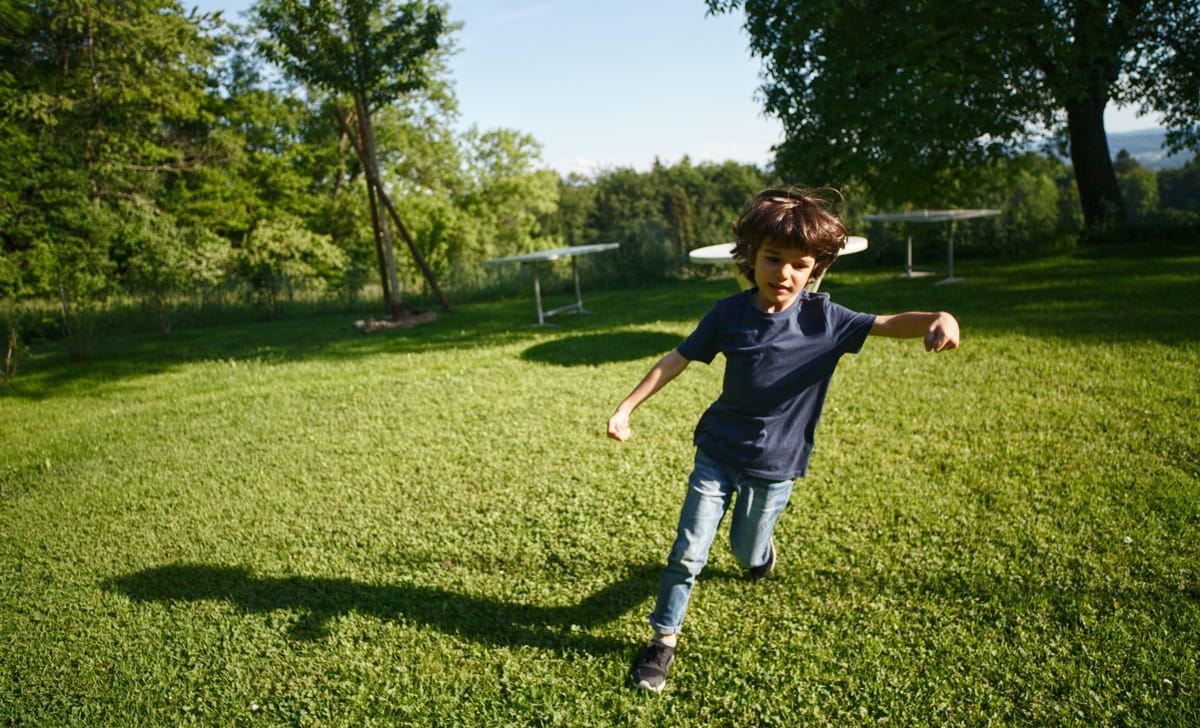 Bambini giardino condominiale