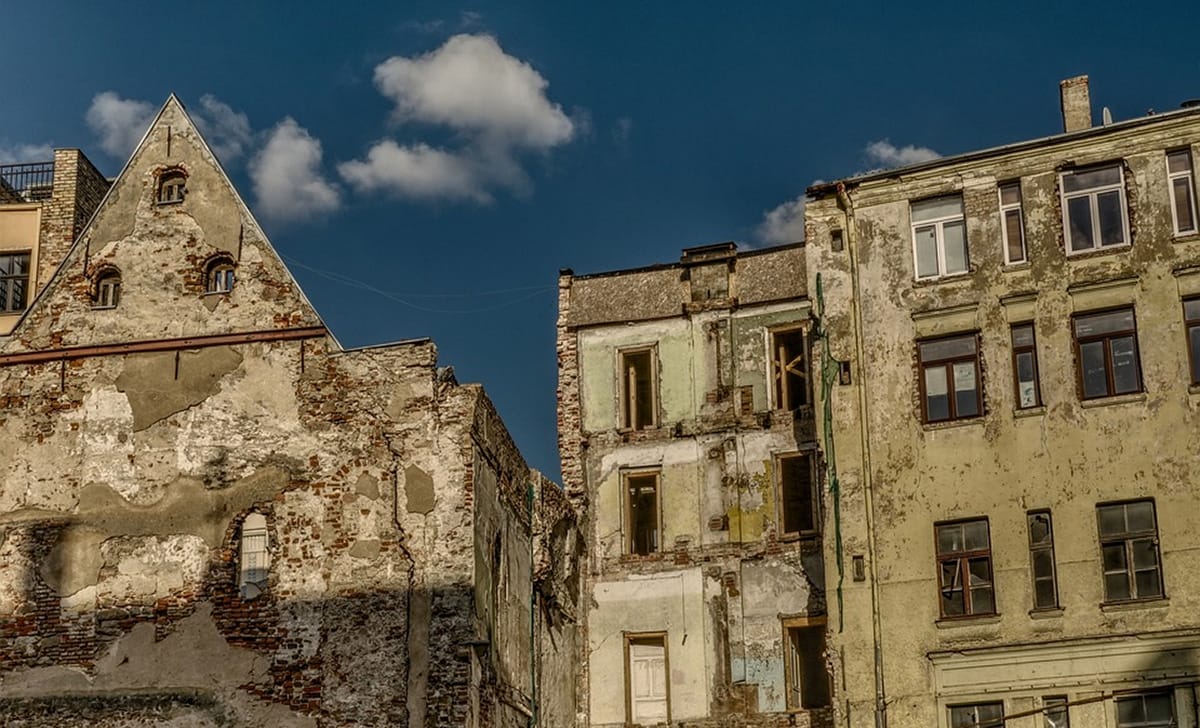 palazzo con facciata palesemente diroccata