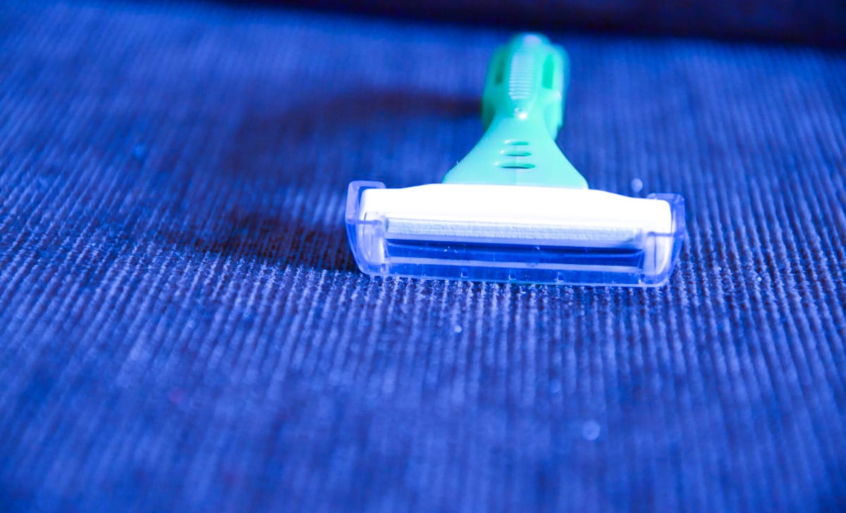 passare il rasoio sui jeans