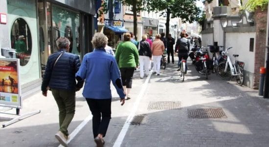 pedoni in strada