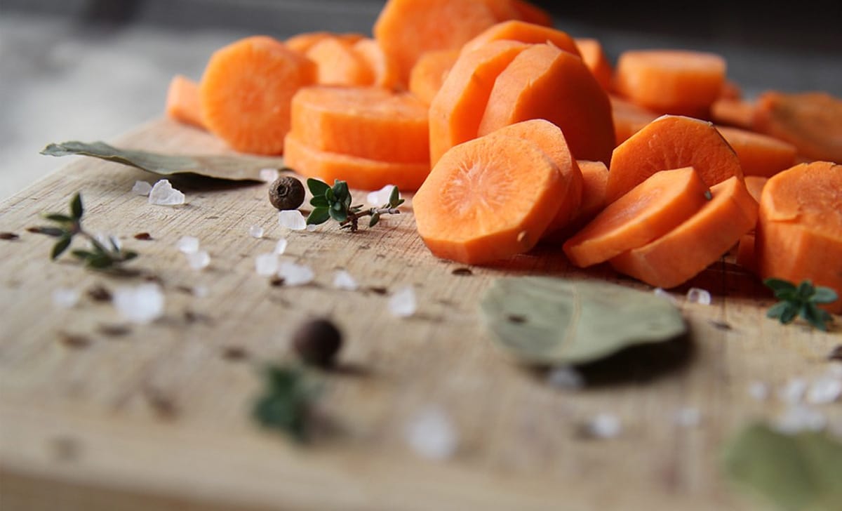 tagliere con residui di cibo