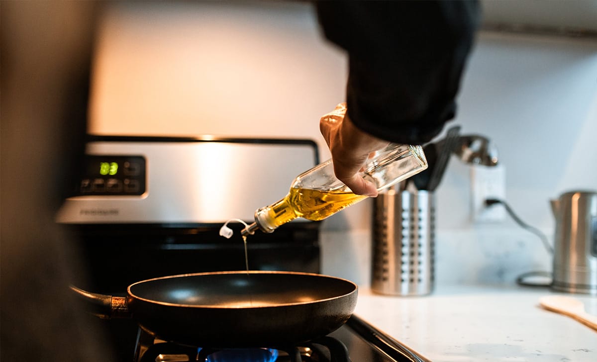 versare olio in un tegame