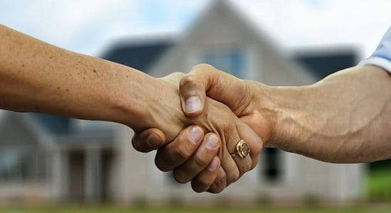 stretta di mano per acquisto casa