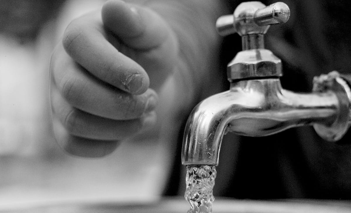 eliminare una macchia di sangue con acqua corrente fredda