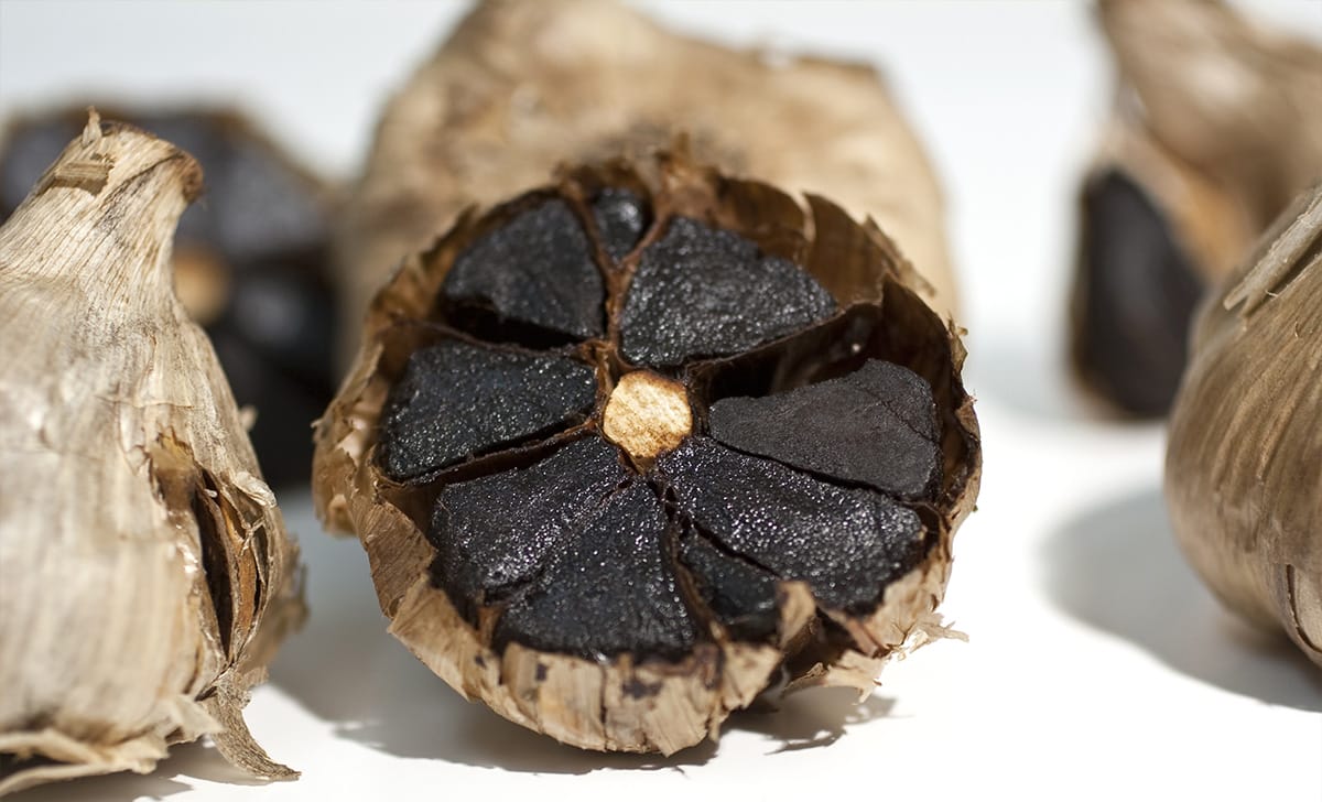 spicchi di aglio nero