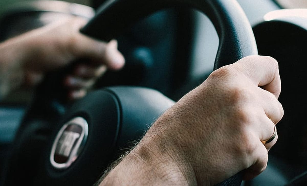 guidatore al volante di un auto