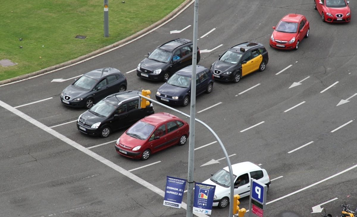 auto ferme al semaforo