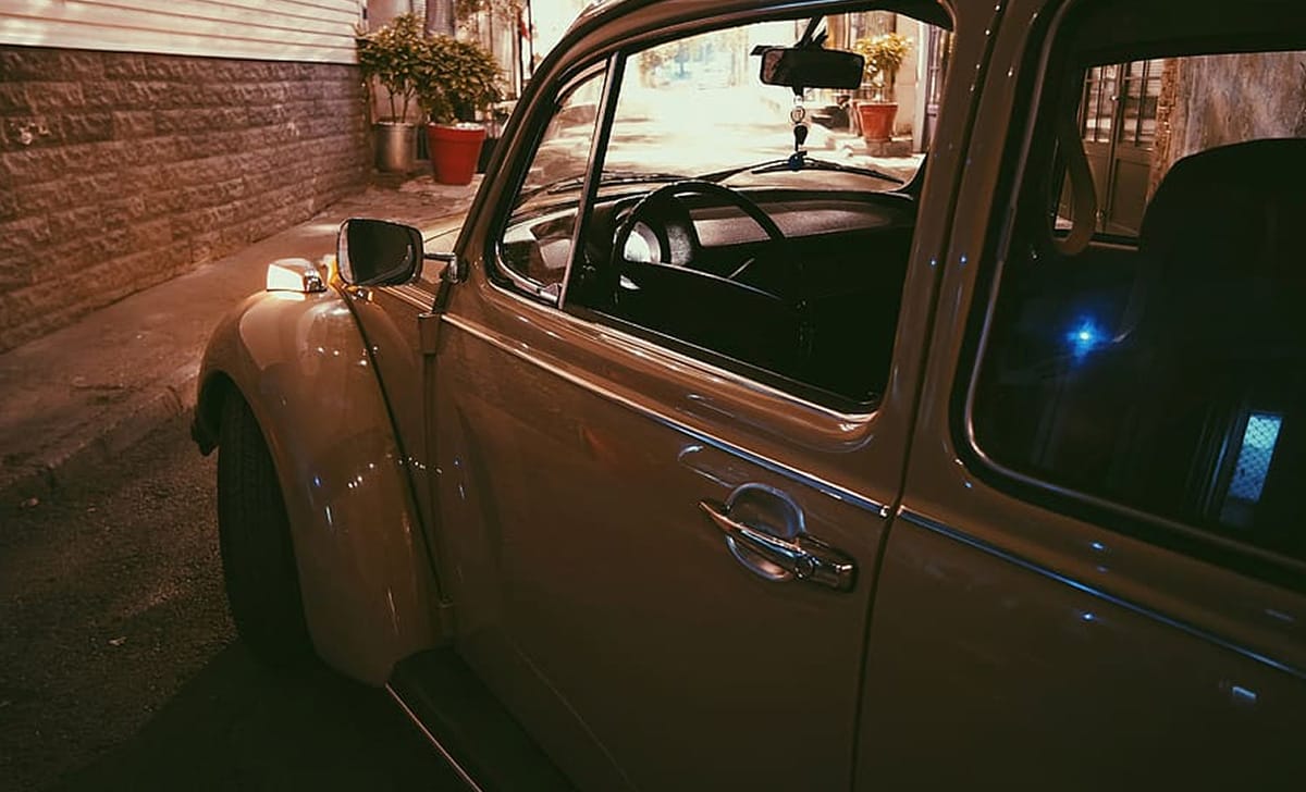 macchina in sosta con finestrino aperto