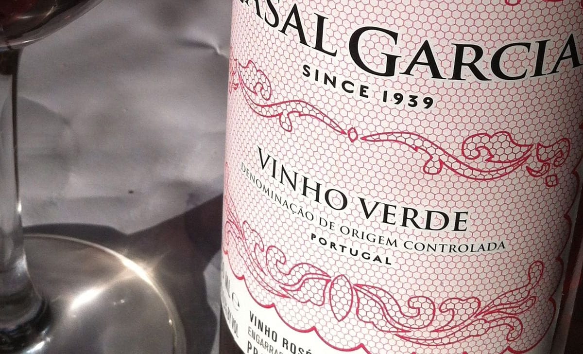 bottiglia di vino verde del Portogallo