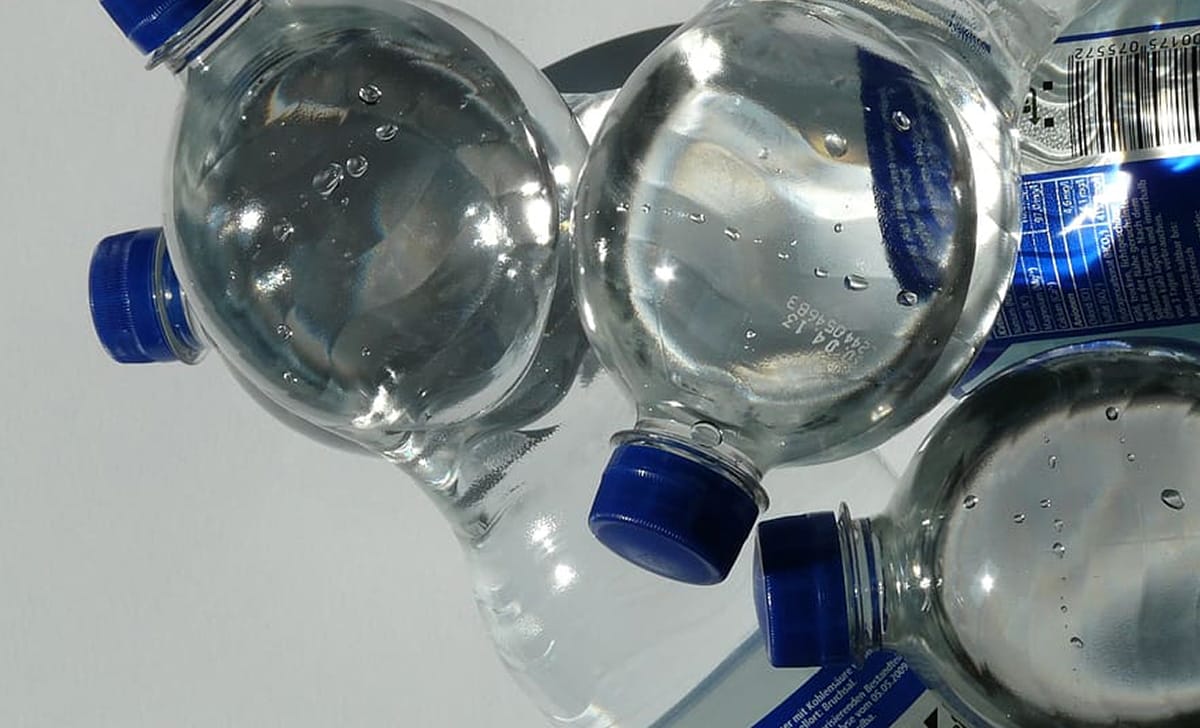 bottiglie d'acqua in plastica