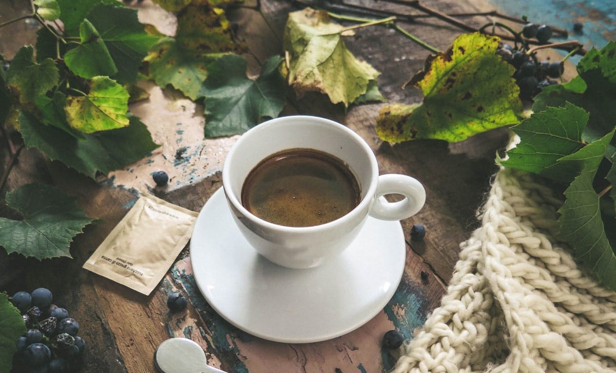 tazzina di caffè e una bustina di zucchero