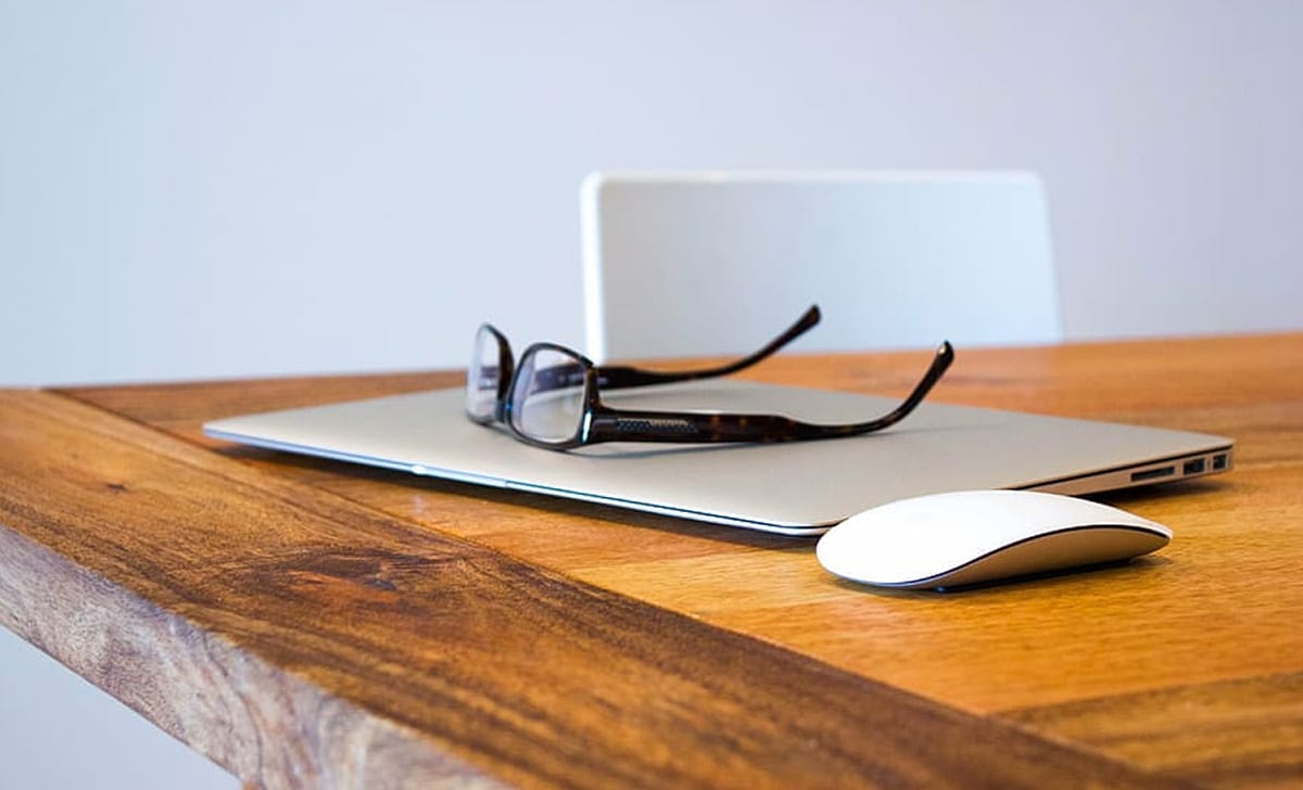 Computer spento sulla scrivania