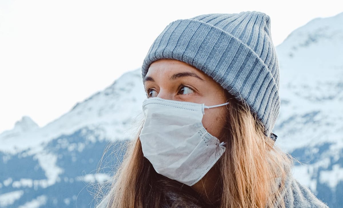 donna con mascherina in Regione arancione