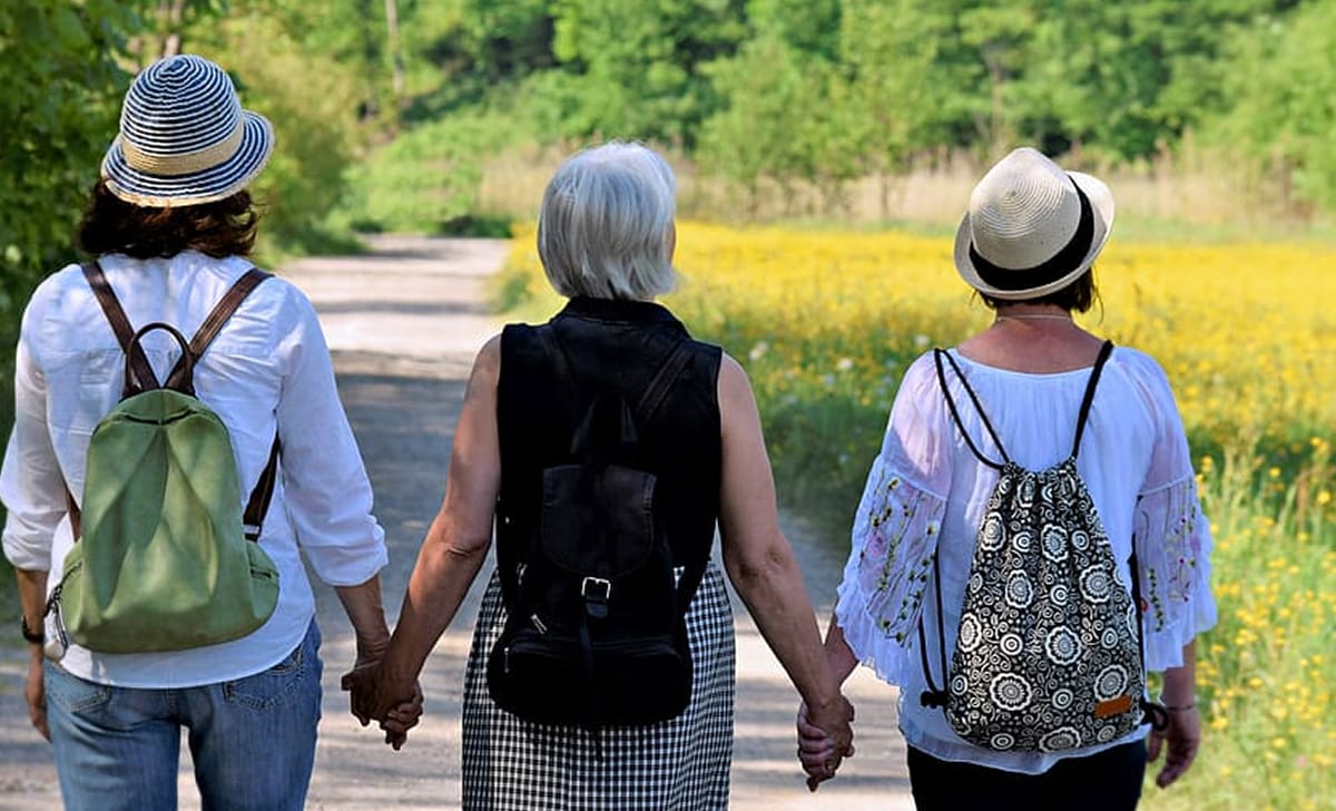 donne che passeggiano