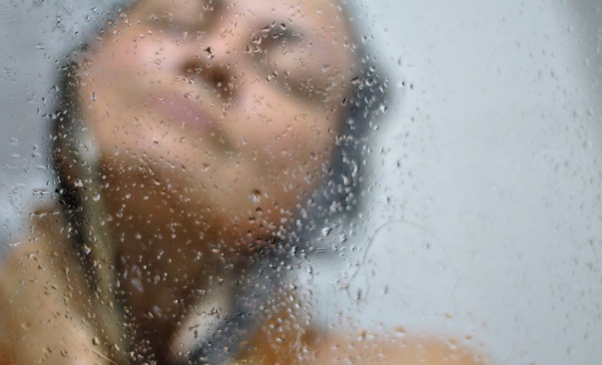 il segreto per risparmiare tempo e denaro mentre si fa la doccia