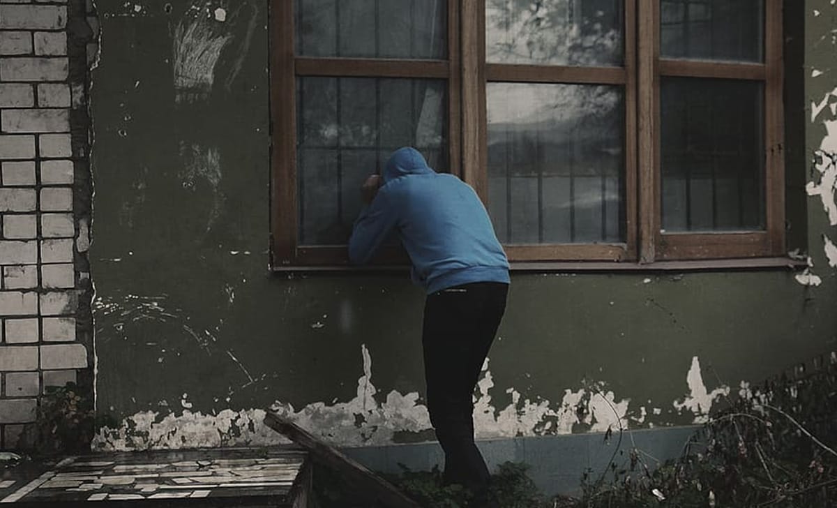 La nuova frontiera dei furti in appartamento include schede telefoniche e calamite