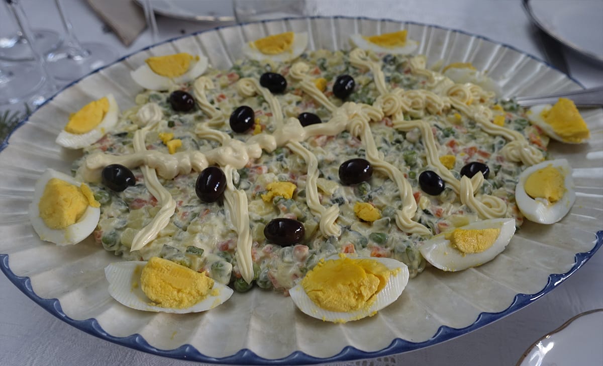 un piatto di insalata russa