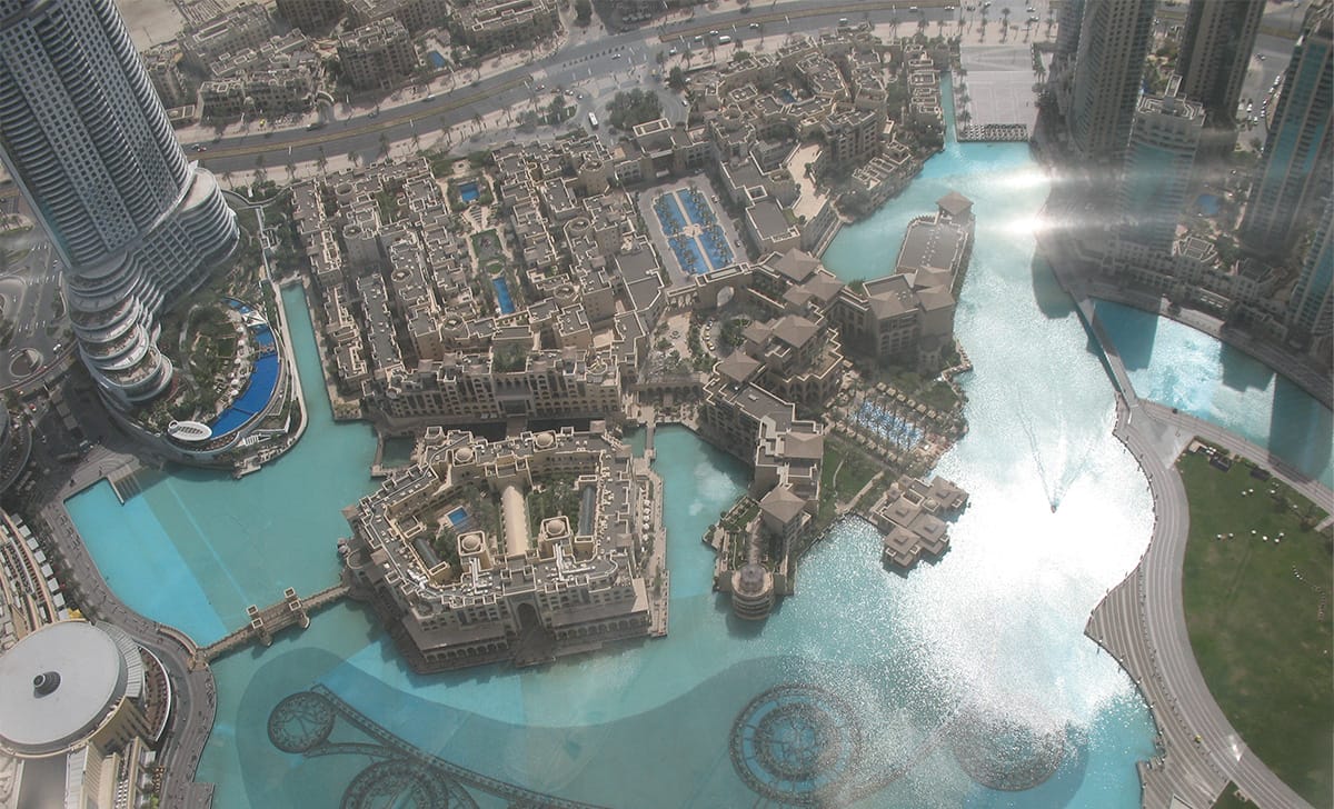 Le grandi vasche ornamentali delle fontane alla base del Burj Khalifa, viste dall'alto dell'edificio