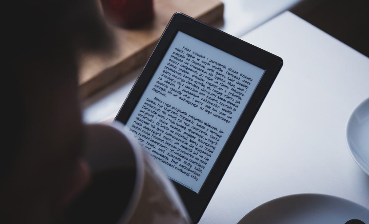 leggere un libro sullo smartphone