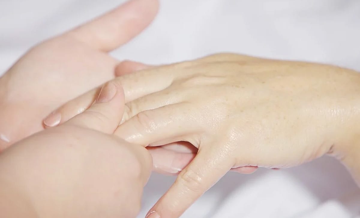massaggio alle dita delle mani