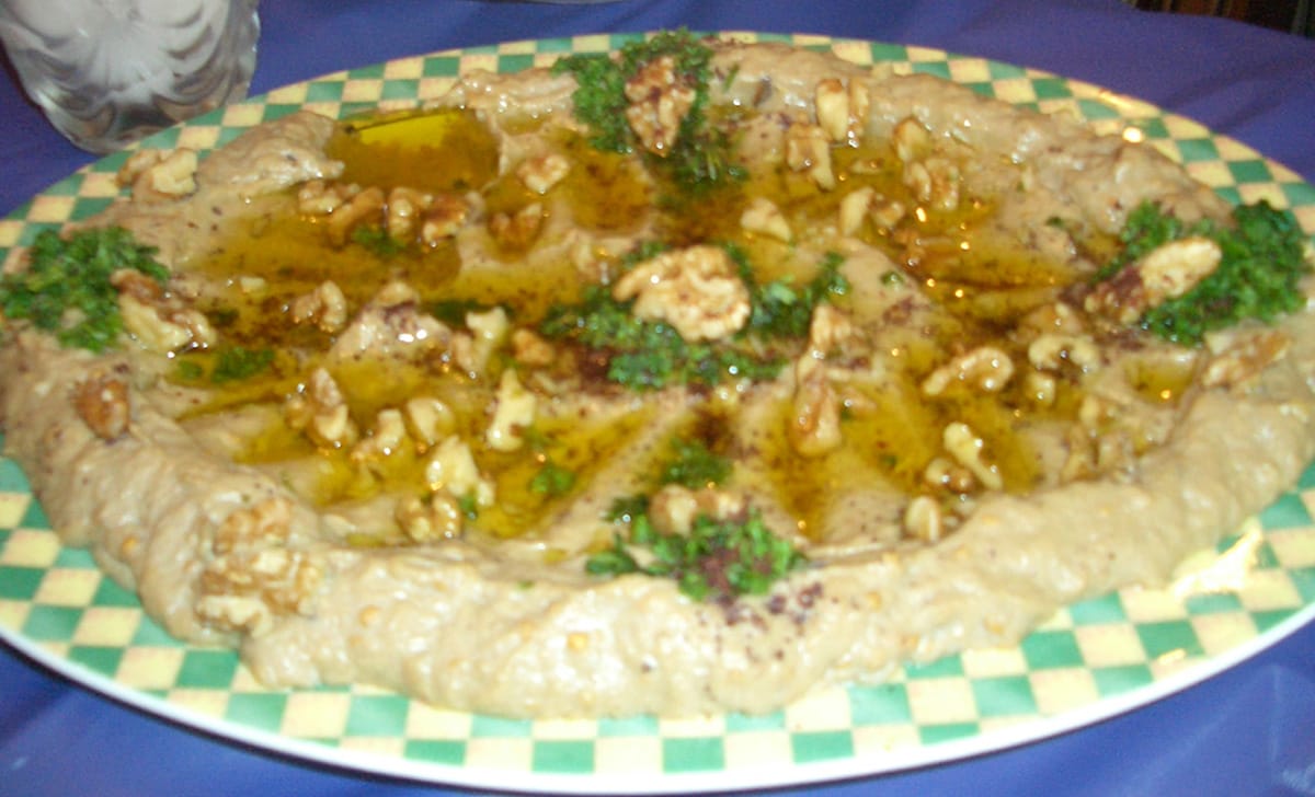 un piatto di moutabal