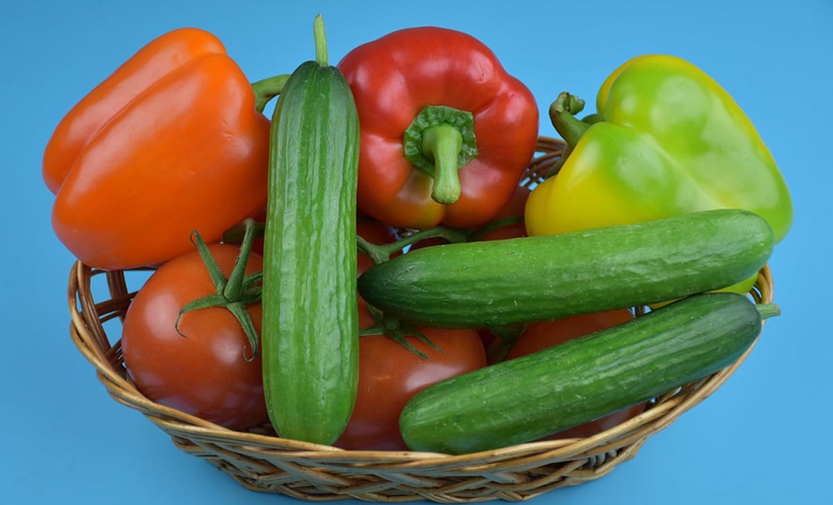 una cesta di ortaggi