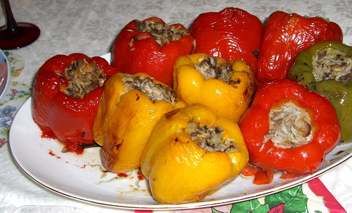 piatto di peperoni ripieni