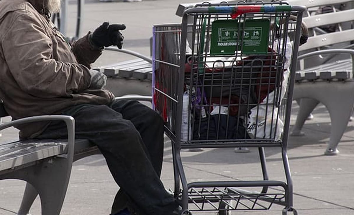 uomo sul lastrico in strada