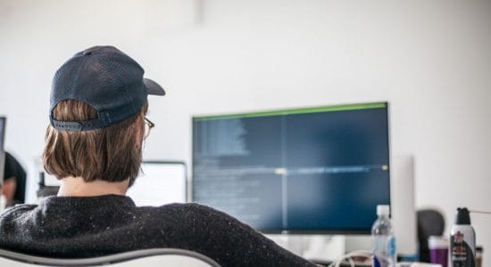 programmatore al lavoro