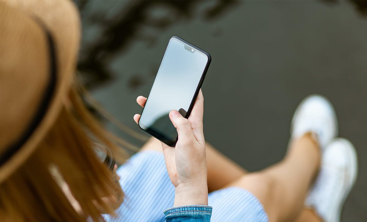 ragazza che usa lo smartphone