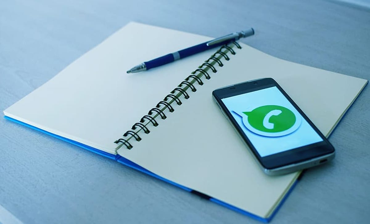 Cellulare con icona di WhatsApp