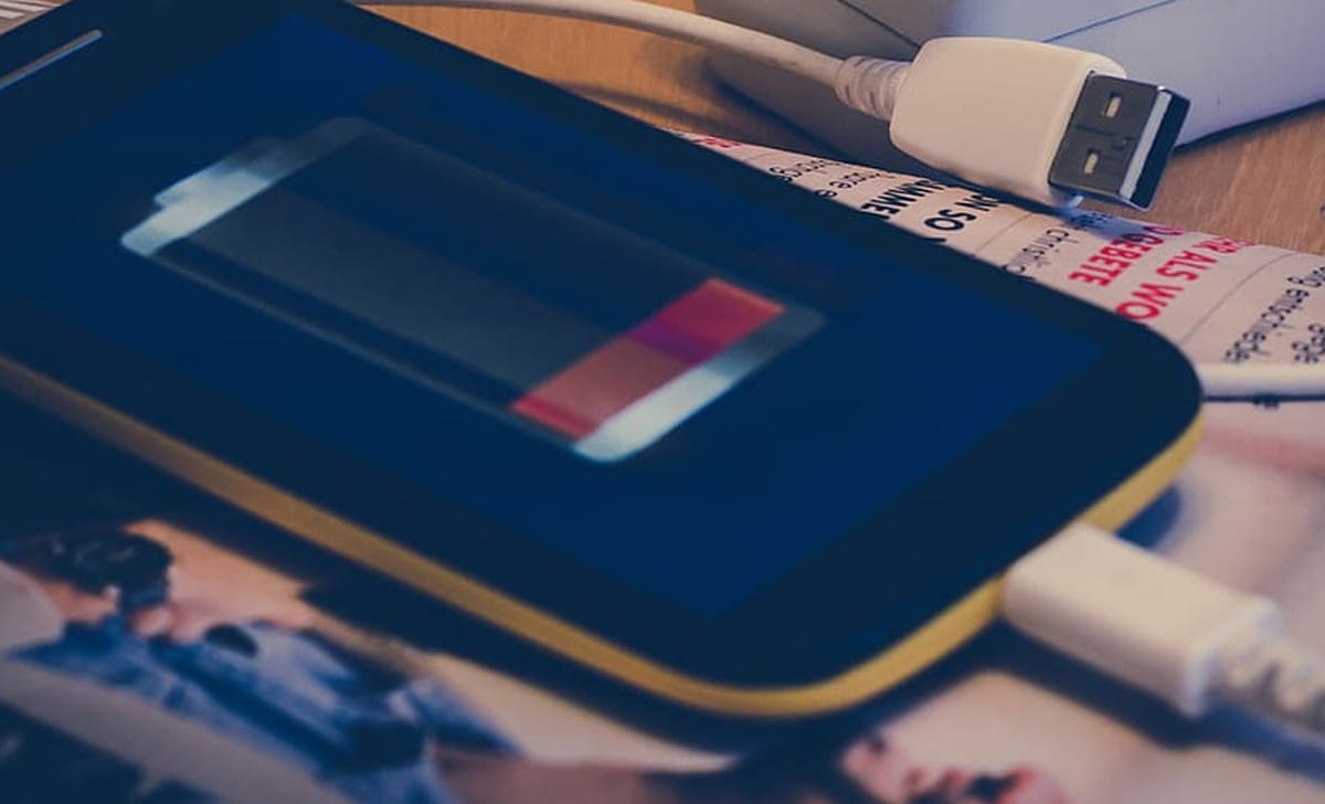 smartphone in ricarica