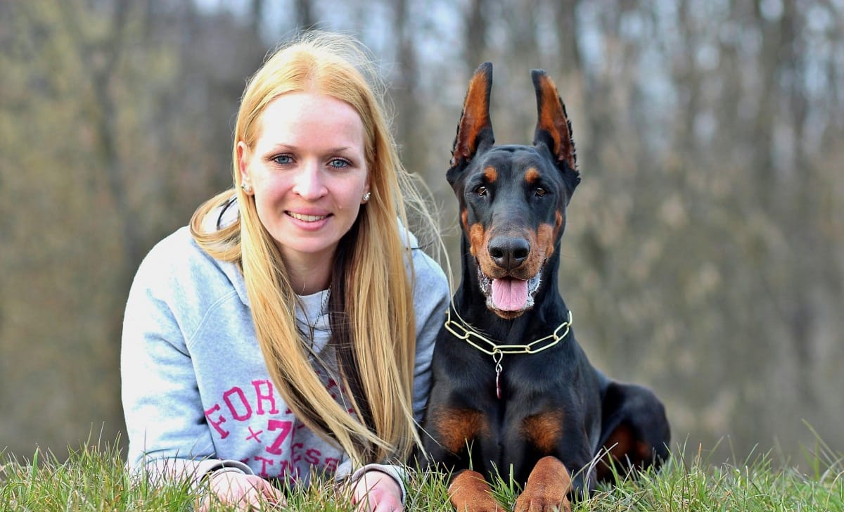 un dobermann con la sua padroncina