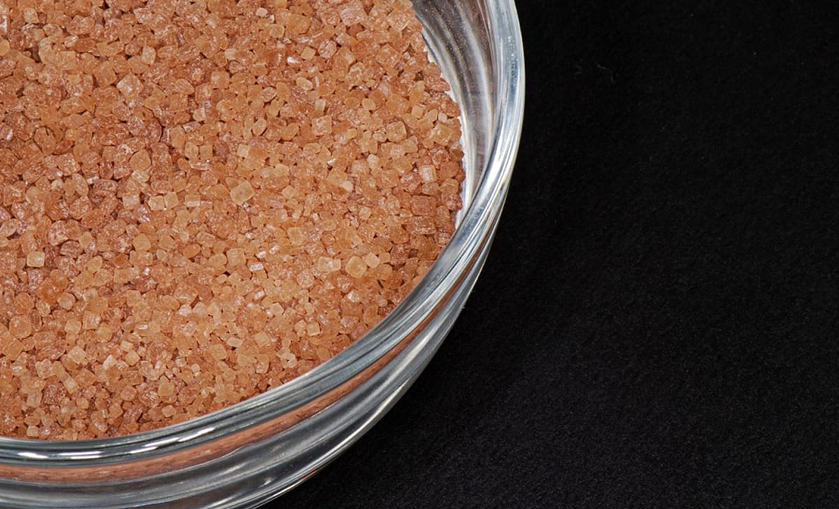 una ciotola di zucchero di canna