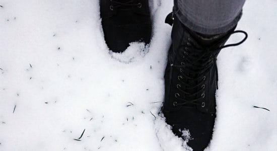 piedi nella neve
