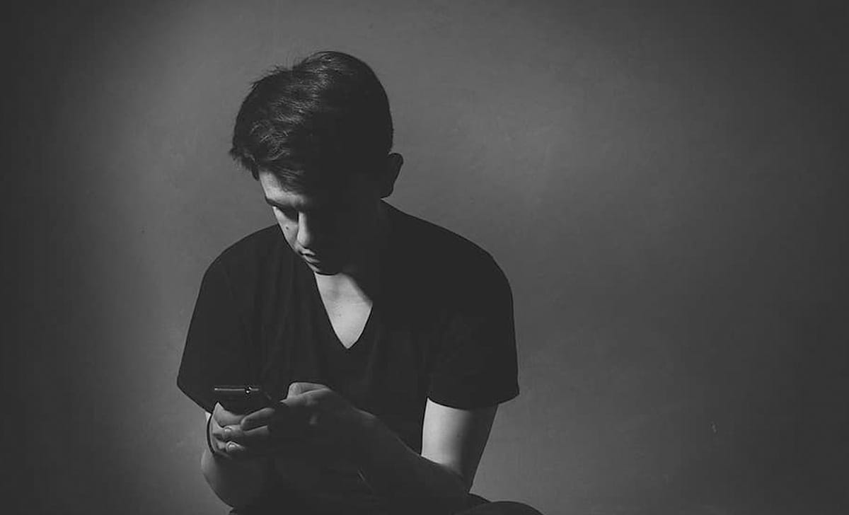 ragazzo con telefono