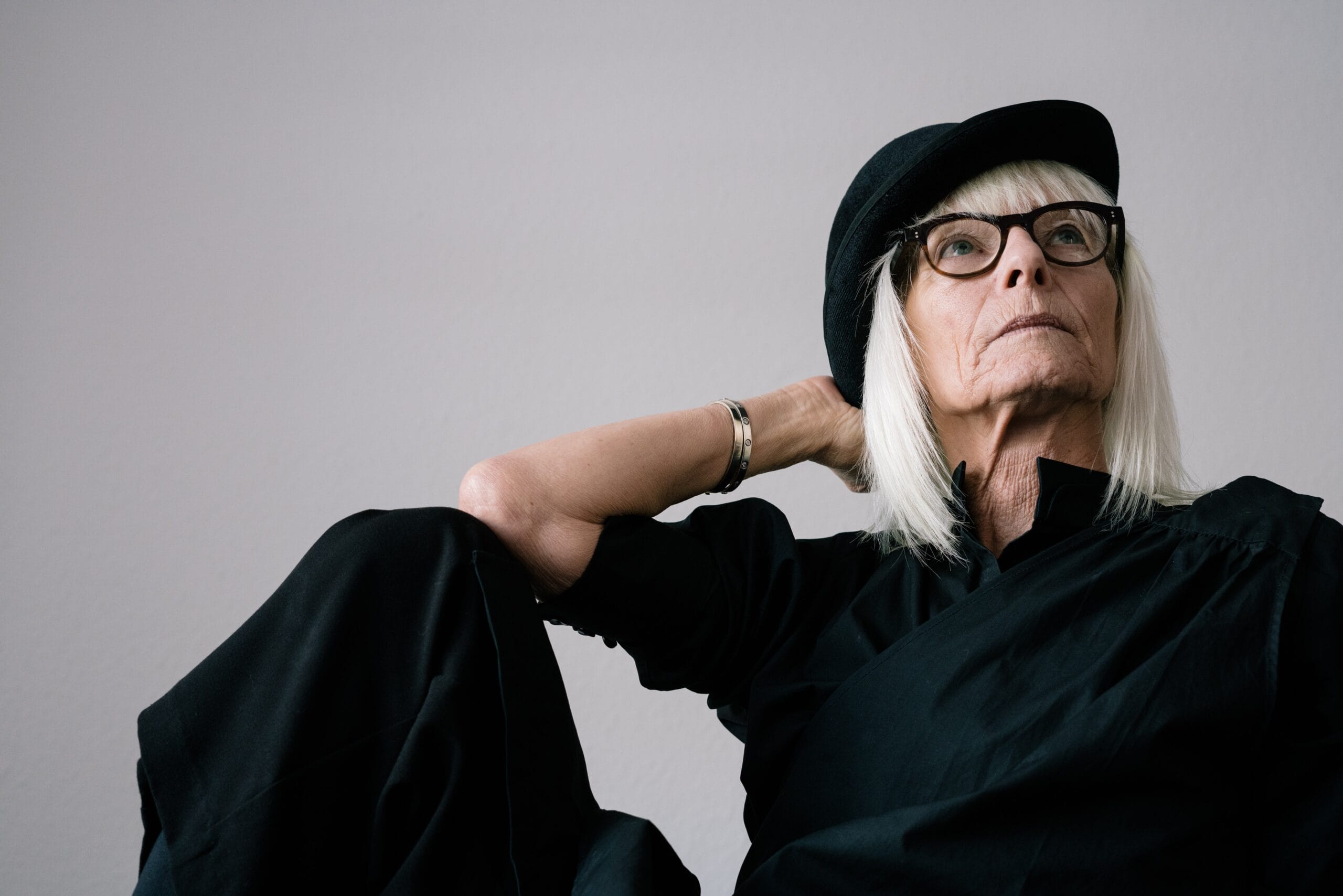 donna capelli bianchi