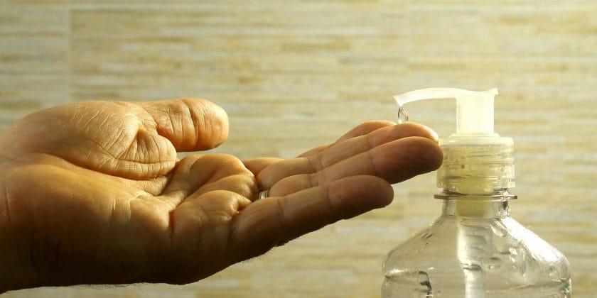 Bastano acqua ossigenata e alcool per fare questo disinfettante in casa per  mani e superfici con questa facile ricetta