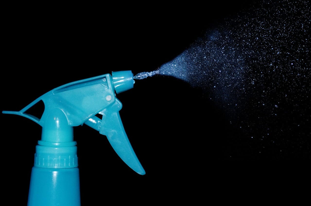 Non serve spendere se conosciamo questa ricetta dello spray antipolvere che  tiene lontano lo sporco