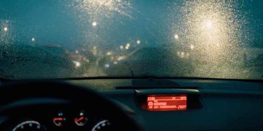 Due sistemi veloci per non far appannare i vetri dell'auto in inverno con  un rimedio casalingo antiumidità