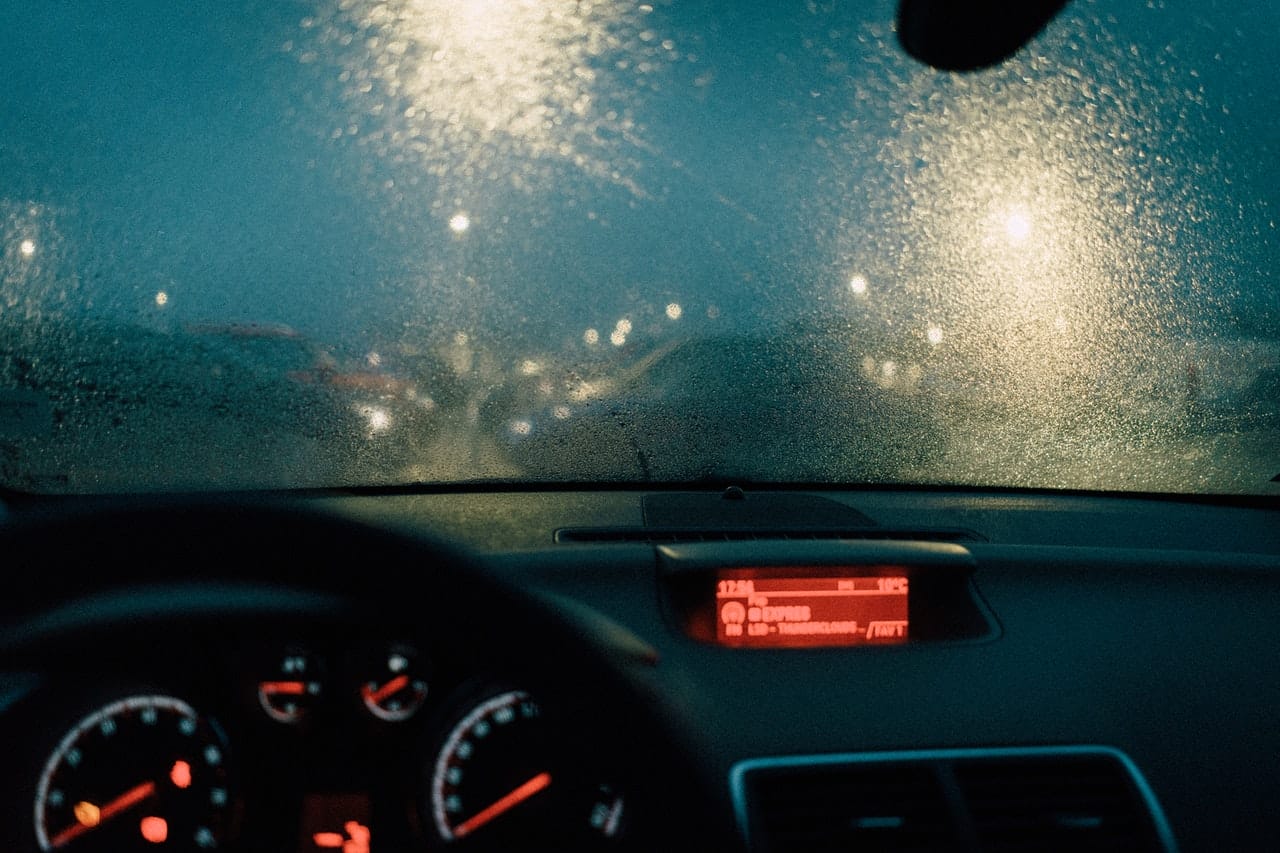 Due sistemi veloci per non far appannare i vetri dell'auto in inverno con  un rimedio casalingo antiumidità
