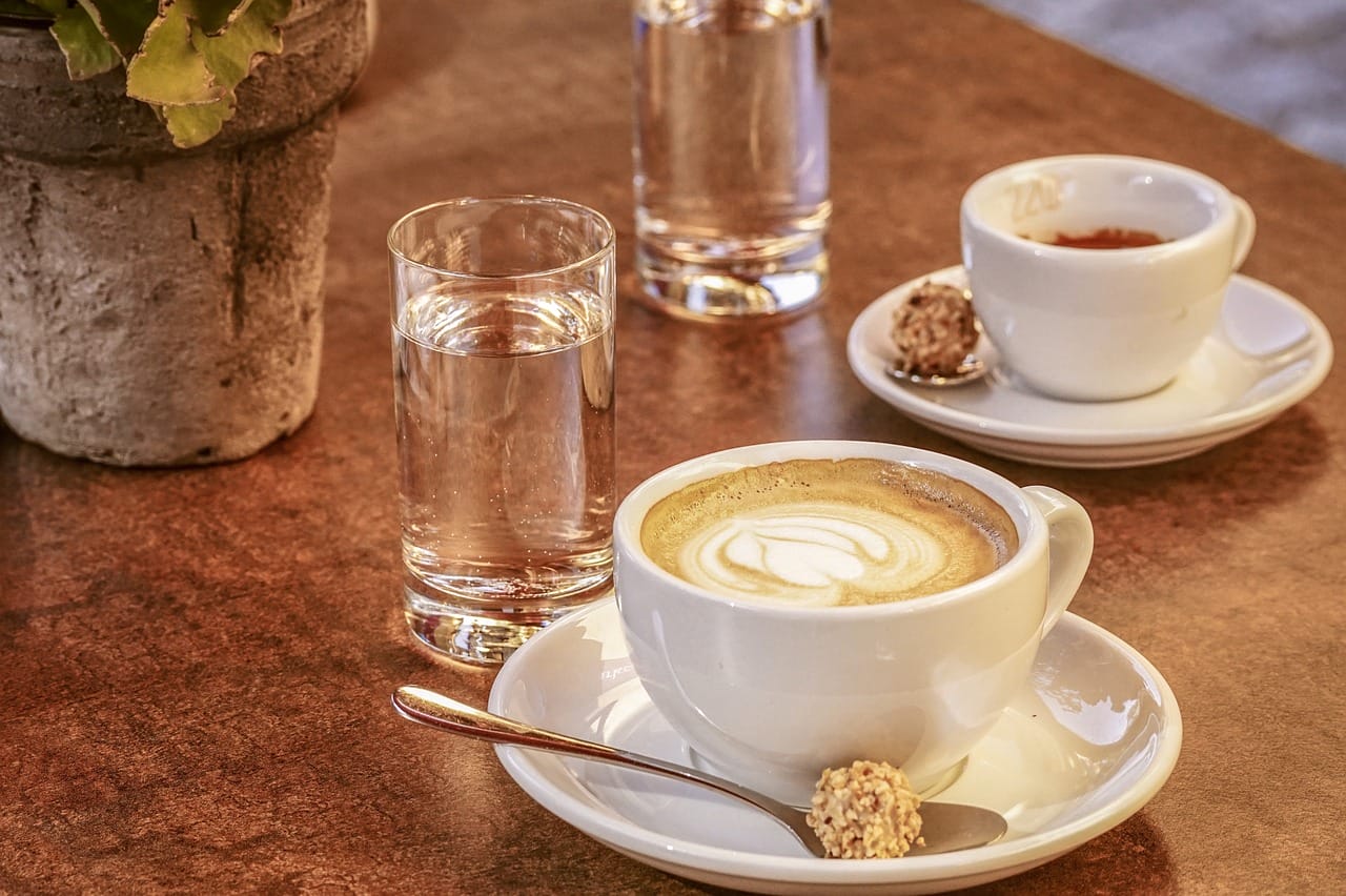 caffe cappuccio e acqua