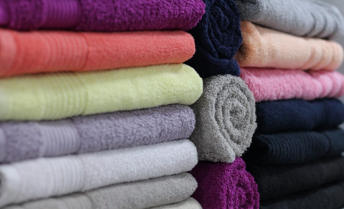 Come organizzare il bagno con gli asciugamani e quanti ne servono a persona