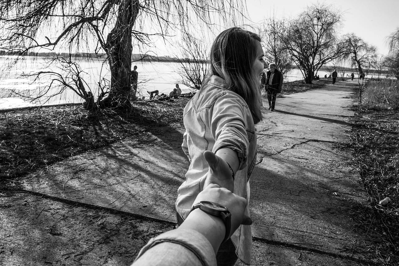 coppia mano nella mano